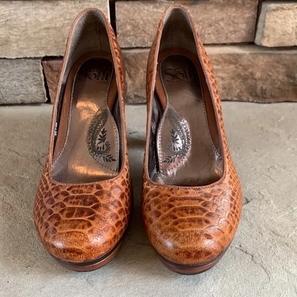 SOFFT size 6 animal print heels